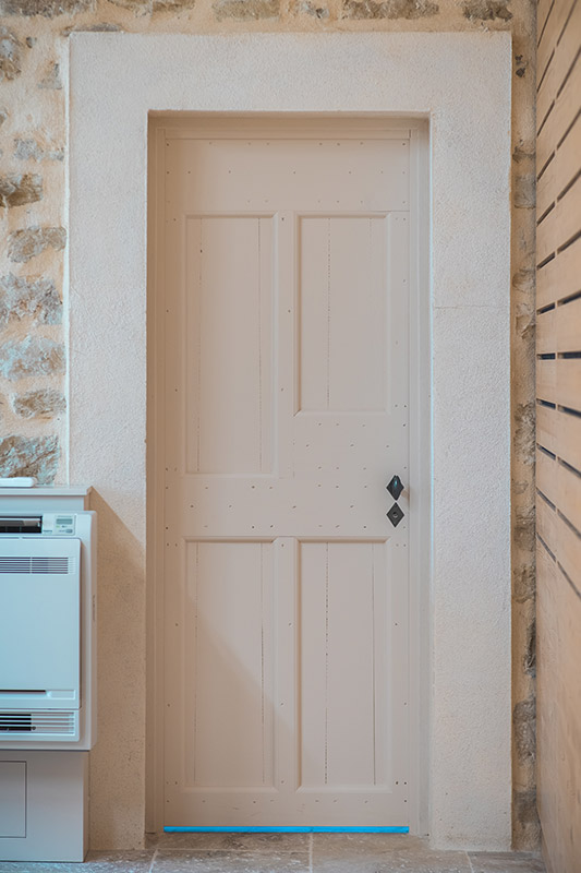 Porte intérieure en bois sur-mesure - Mairie de Brignon dans le Gard